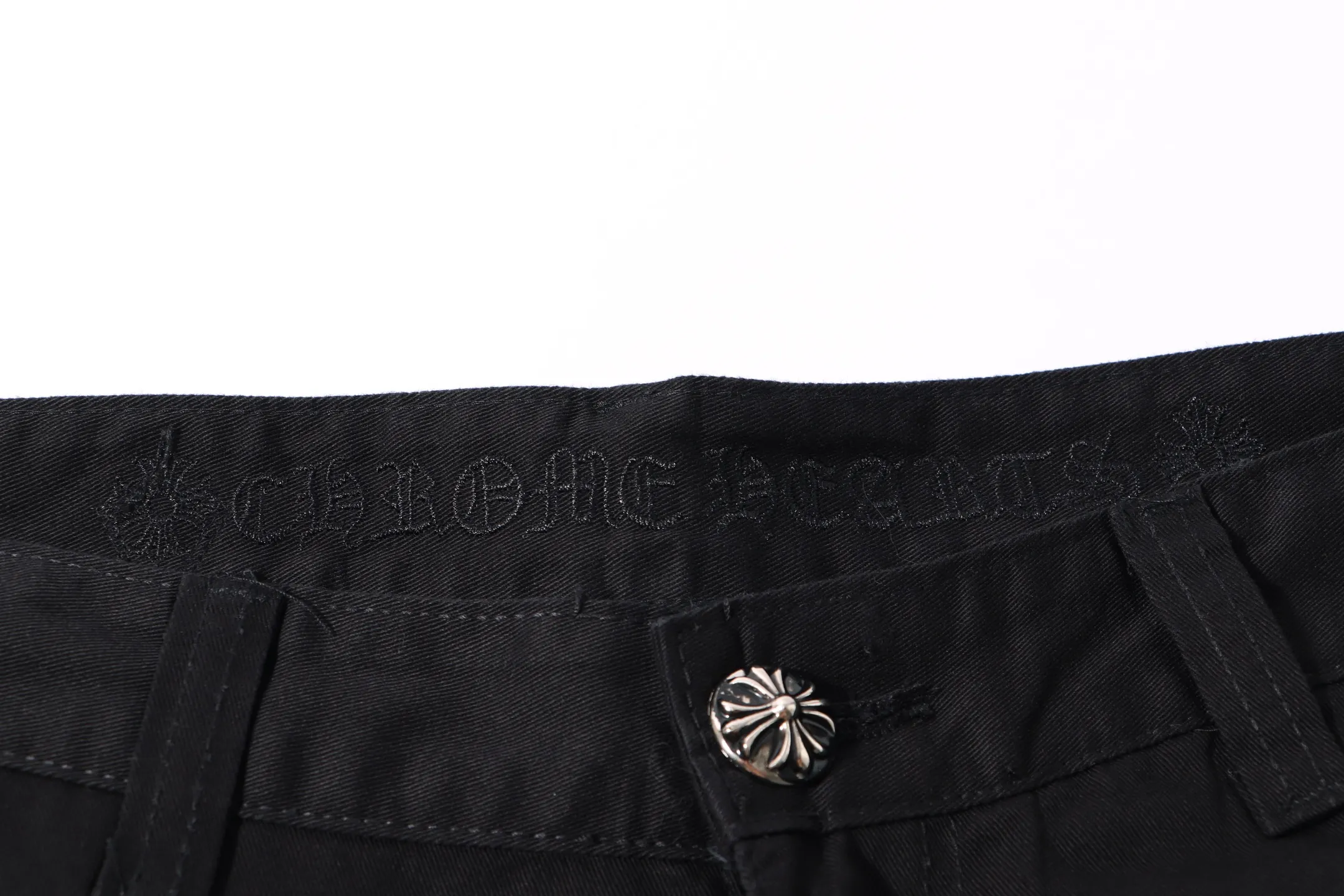 P260 Style No.: H28 Crow Heart & 𝐂𝐡𝐫𝐨𝐦𝐞 𝐇𝐞𝐚𝐫𝐭 ss25 The same black leopard print leather casual button-down logging pants as the star. Styles with different washed textures are very friendly to people with thin legs. The slightly flared version perfectly modifies the leg shape. The timeless and moderate length makes it easy to match and match. It is the basis for various styles and is a must-have in your wardrobe! The fabric is stiff but also makes the upper body soft without losing texture. The washing process is even more perfect. It is a must-have item for everyone! ! ! Washed wheat, hang tag, pants label, three labels complete Color: black Size: 28-30-32-34-36